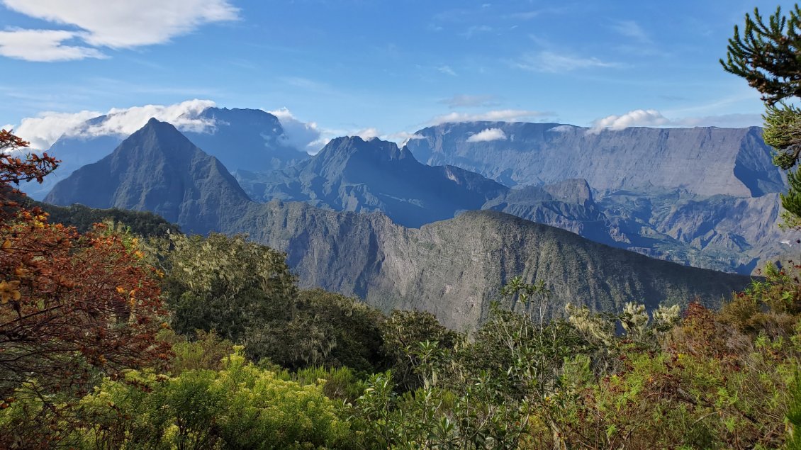 île de la Réunion en diagonale et les 3 cirques.
