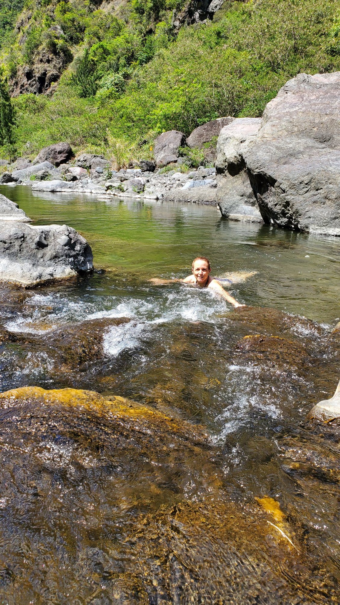 la rivière au galets après la descente de la Nouvelle. baignade indispensable pour mes jambes tétanisées.