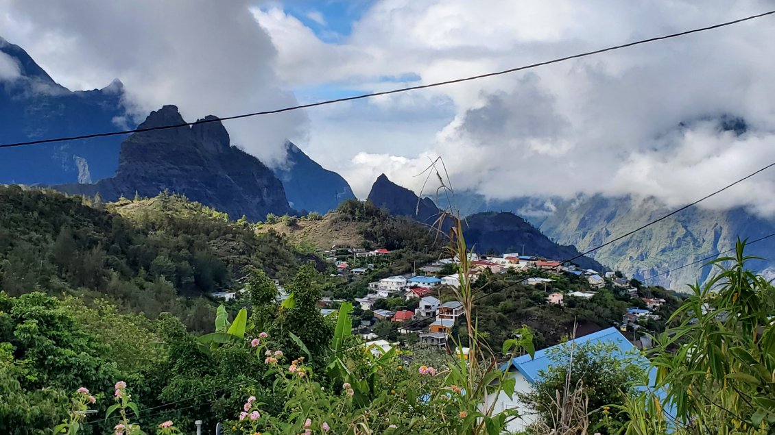 bascule dans le cirque de Cilaos et changement d'atmosphère.... c'est la ville !