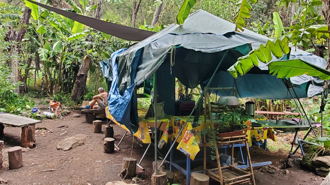 un stand de boissons et de tisanes au pied du Taibit mais le ravitaillement était à sec les 2 fois ou nous sommes passés.