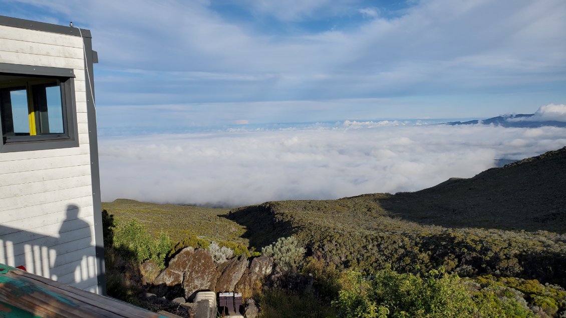 au refuge du piton des neiges- la caverne Dufour les nuages jouent à cache cache.