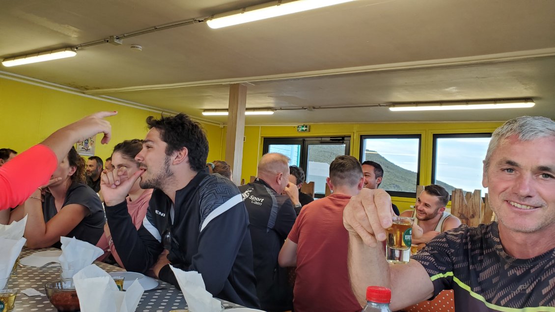 une bonne ambiance après un ti rhum arrangé et un carry poulet copieux pour 25 euros quand même sans boisson ...même pas un verre d'eau !
