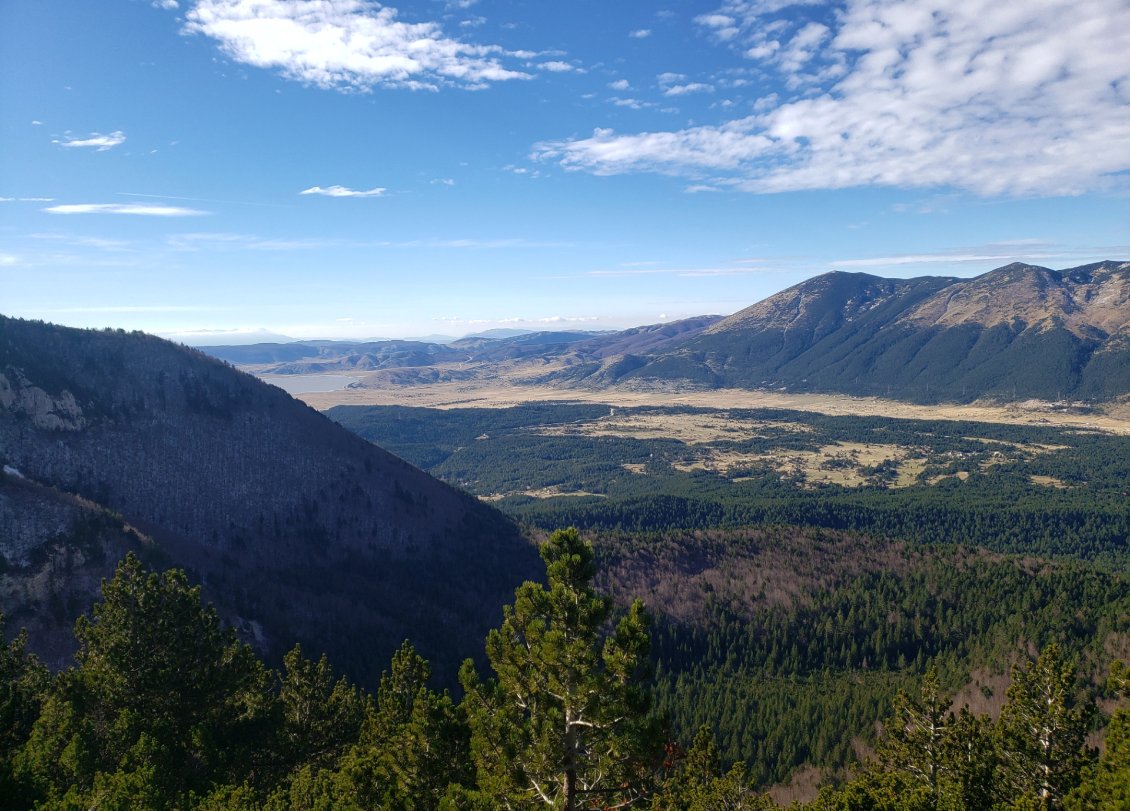 Ascension dans les monts Blidinje avec vue sur le lac du même nom. Je viens d'en face.