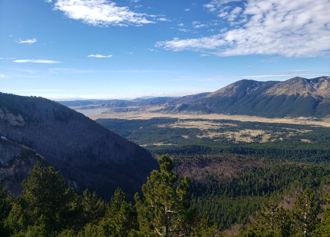 Ascension dans les monts Blidinje avec vue sur le lac du même nom. Je viens d'en face.