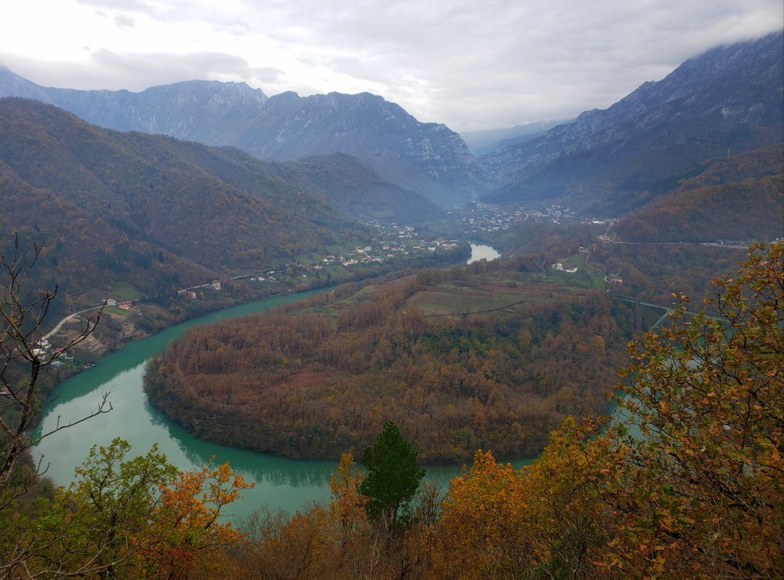 La Neretva, un des principaux fleuves de Bosnie-Herzégovine, ici depuis les hauteurs au-dessus de Jablanica.