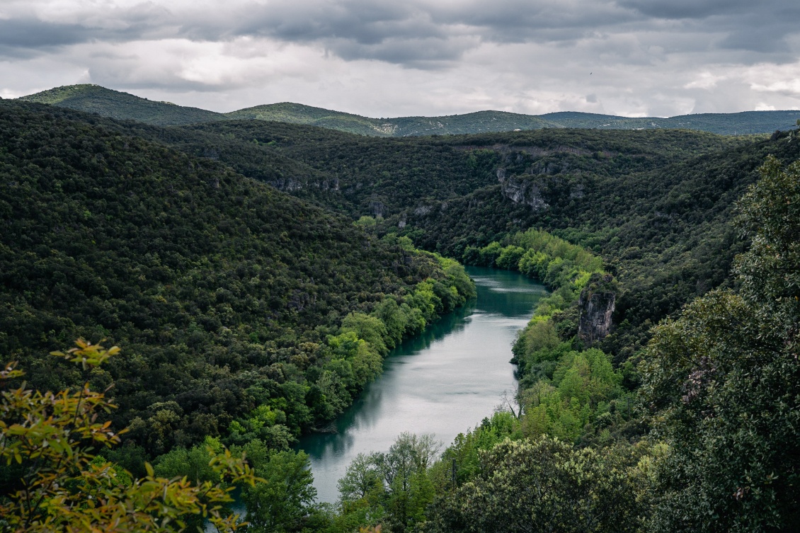 La route prend de la hauteur : on aperçoit l'Hérault qu'on s'apprêtait à naviguer, qui devient vite une retenue de barrage.