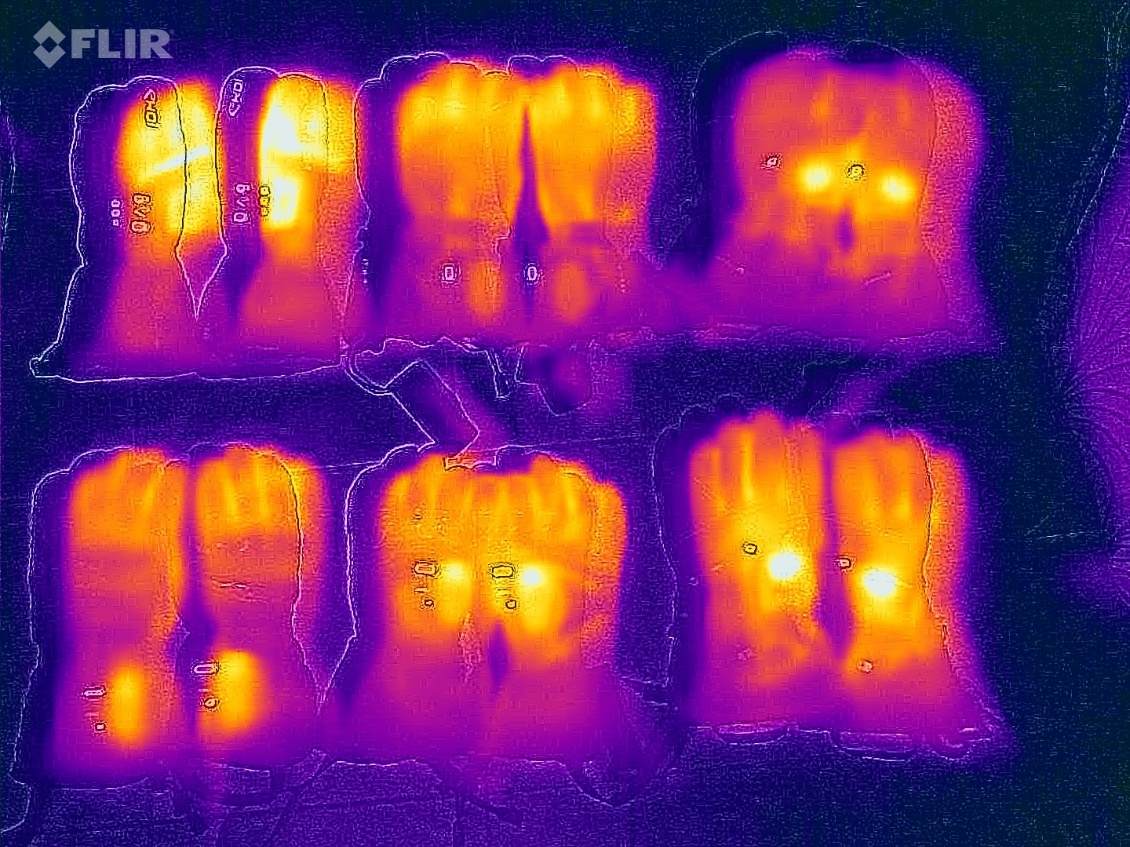 De gauche à droite et de haut en bas : Ekoï Heat Concept 3, G-Heat Evo-3, Therm-ic Powergloves 3+1, Racer Heat 4, Racer Connectic 4, Therm-ic Ultra heat boost gloves, tous à leur puissance maximale de chauffe.
On voit que les Ultra Heat Boost gloves sont dans la moyenne chauffage/isolation.