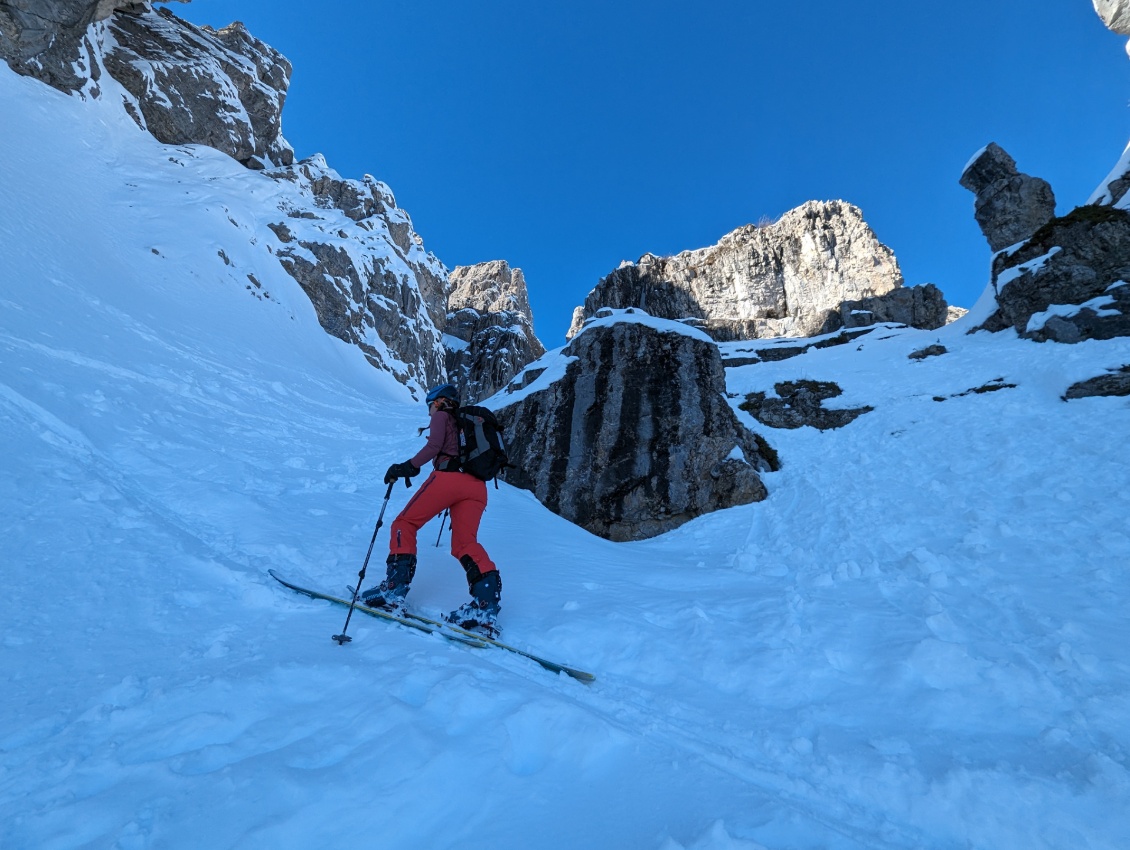 Ski de rando en face bien à l'ombre, vive les gants chauffants !