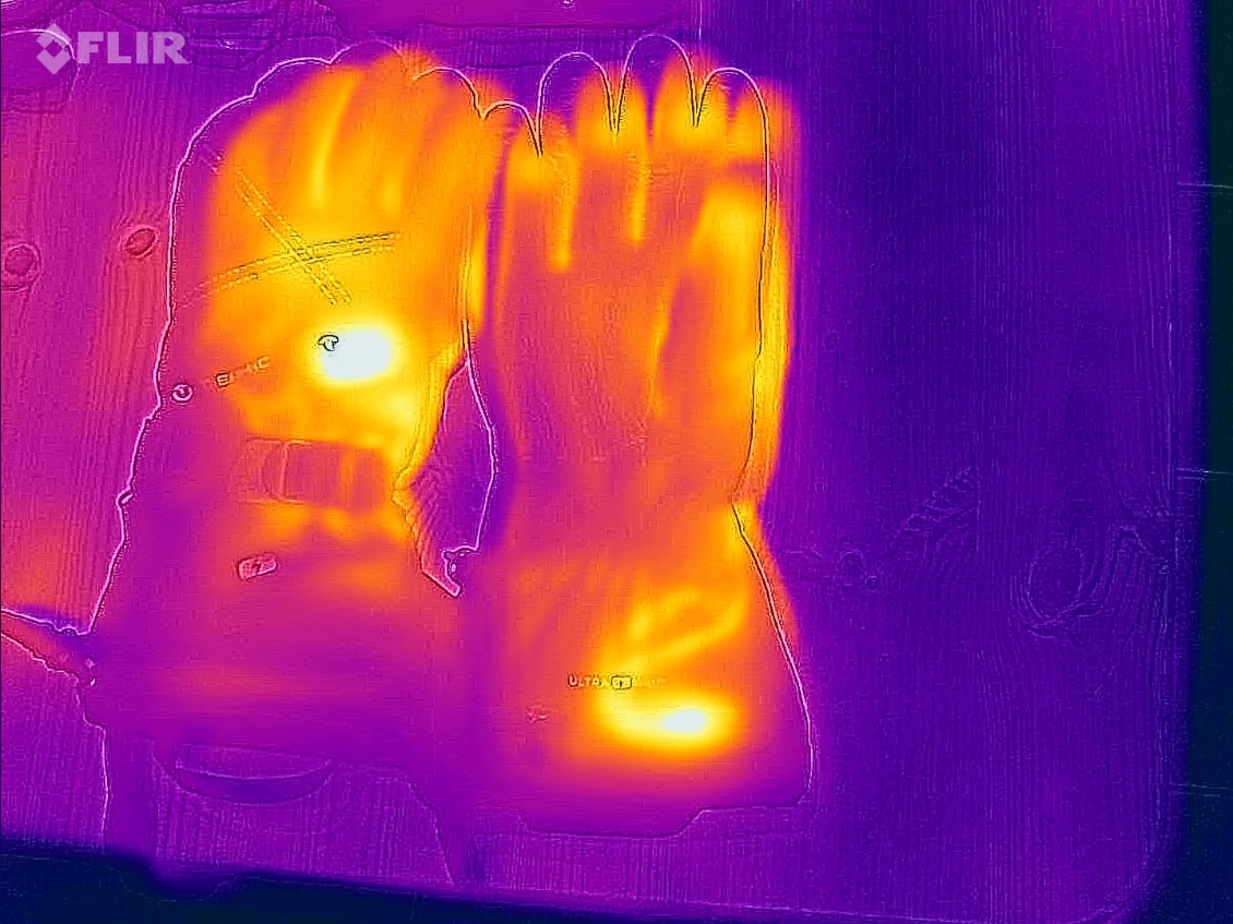 Les 2 gants à puissance maximale, le gauche (à gauche sur la photo :)) vu sur le dessus de la main, le droit vu sur le dessous.