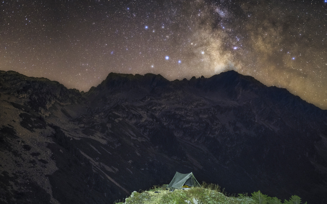 #8 Alex MUL.
@lestrekkeurssavoyards
Bivouac au col de la Perche (Savoie, Belledonne) sous le ciel d'été.