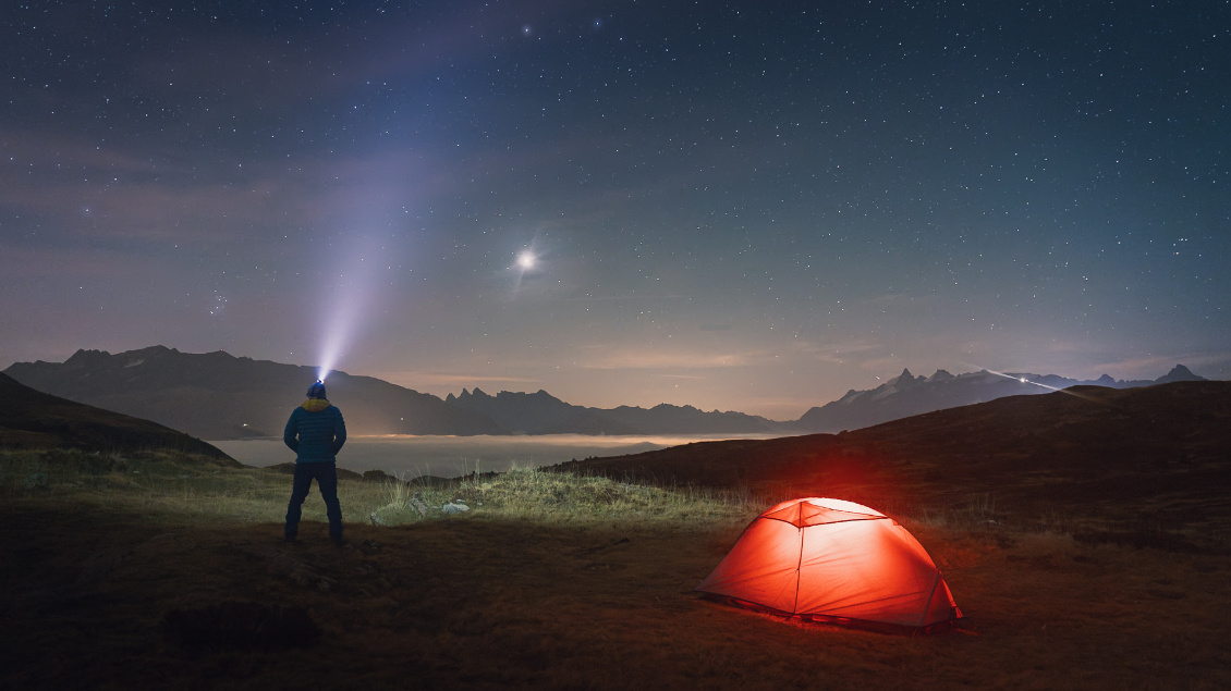 #9 Christophe Batail
@chriseli.
Bivouac en solo dans le massif du Taillefer (Isère). Panorama allant du massif des Grandes Rousses à gauche, à la Meije à droite. En prime, Jupiter (lumière diffuse à cause des nuages et de la condensation sur l'objectif).