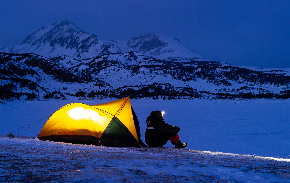 #1 Fred Revel.
Bord du lac des Bouillouses dans les Pyrénées-orientales à 2000 m d'altitude. C'est un autoportrait mais mon épouse était dans la tente pour bouger la lampe et ainsi éclairer partout. Le plus dur a été de planter les piquets sur le sol complètement gelé. Les 2 sommets en fond sont le Grand et le Petit Péric.