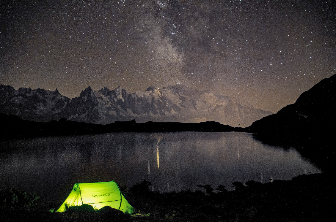 #29 Hugues Chabod.
La montagne pour oreiller. Bivouac en montant au lac Blanc, lac des Chéserys.