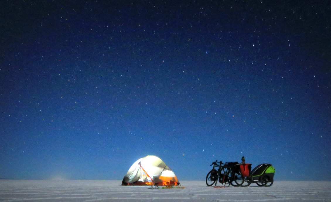 #38 Marion Barbarin et Julien Montagnier.
Il paraît que le rêve de tout vélo-voyageur, c'est de pédaler sur le salar d'Uyuni... Et bien je confirme ! 4 jours passés dans ce lieu hors du monde où le temps et l'espace semblent se distendre, c'est une expérience fabuleuse et presque mystique !