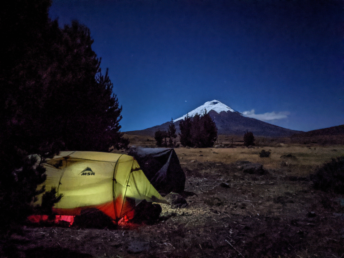 #41 Matthieu Gillot.
@cyclists_headingup
Nuit devant le Cotopaxi (Équateur). Après l’avoir contourné toute la journée, il se découvre la nuit.