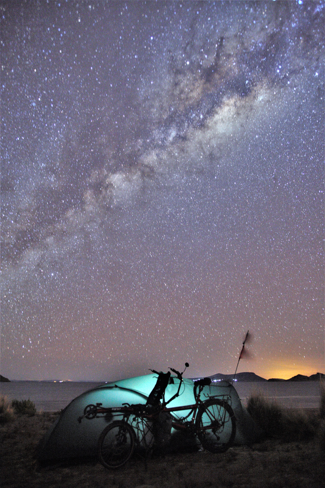 #40 Hervé Daön.
Bivouac mémorable sur la rive du lac Titicaca au Pérou lors de notre traversée de l'Amérique du Sud en tandem.