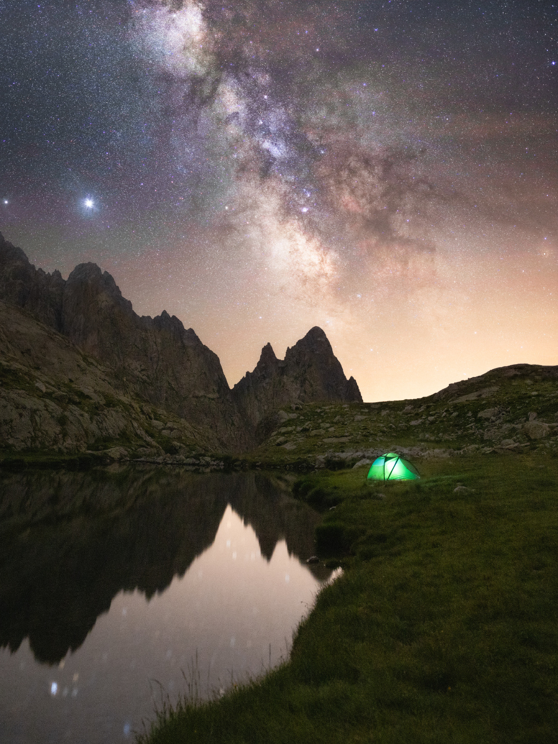 #52 Samuel Yonnet.
Bivouac solitaire sur les rives du lac Balaour dans le Mercantour.