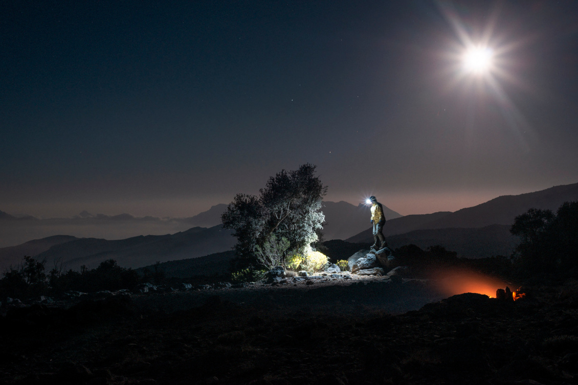 #13 Florent Perris.
Bivouac ultra light lors d'un trek au sultanat d'Oman, surpris par le froid au djebel Shams. -6°C la nuit, nous ne dormons qu'une petite heure, mais au réveil, la banane et un paysage à couper le souffle !