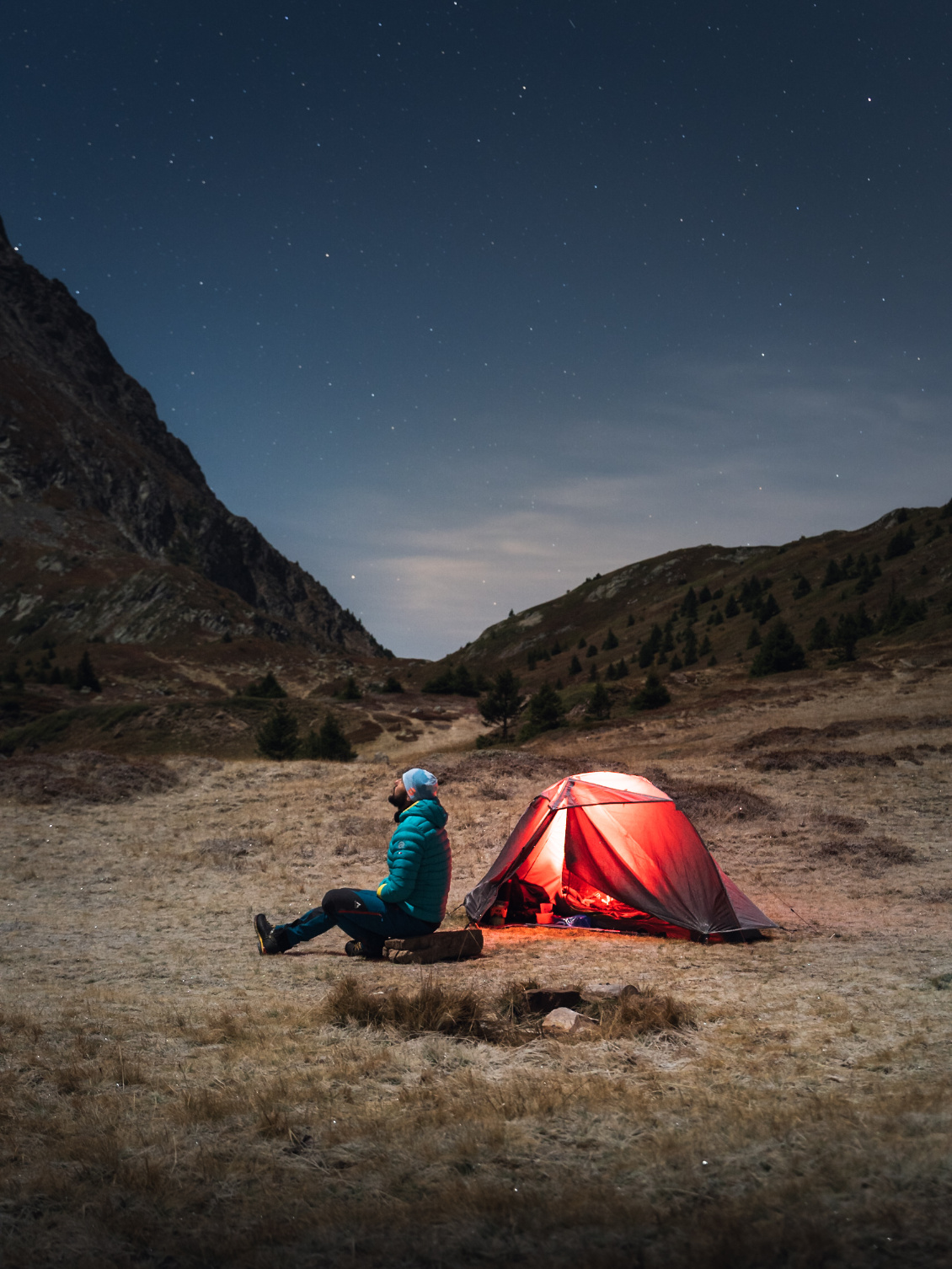 #21 Christophe Batail
@chriseli.
Bivouac en solo dans le massif du Taillefer (Isère). Je profite de l'absence de pollution lumineuse pour observer le ciel. Je me demande pourquoi j'emporte une tente car j'y passe tellement peu de temps !