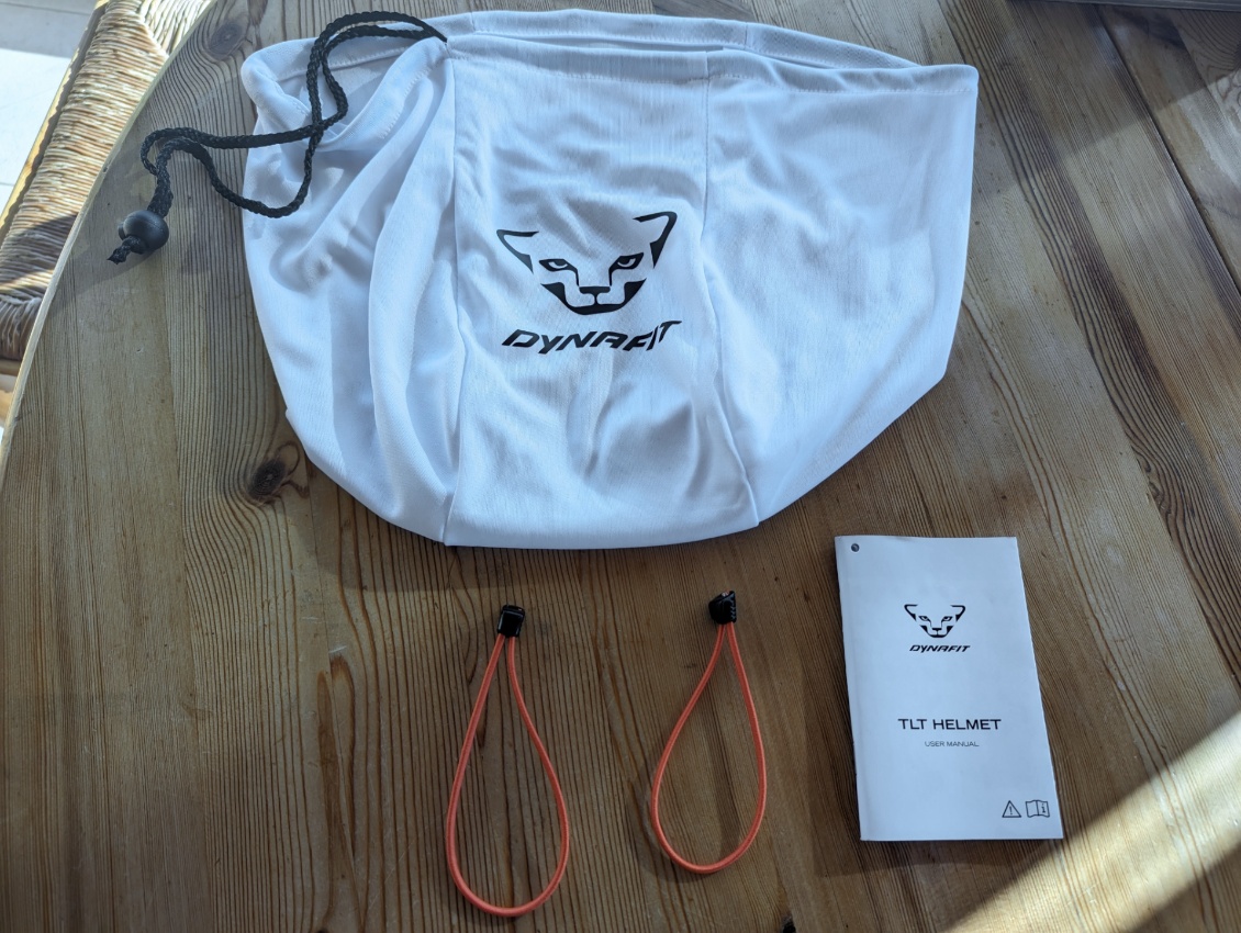 Sac de rangement en tissu et petit élastiques permettant de fixer latéralement le bandeau de la frontale