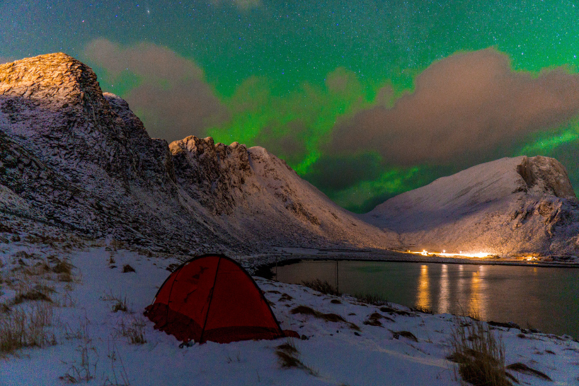 #47 Matthieu Sion.
@matthieu_sion
Verdure étoilée. Itinérance hivernale dans l'archipel des îles Lofoten en Norvège. Après une journée intense de marche dans la nuit polaire, je pose finalement le bivouac le long d'une plage. Soudain, le ciel se dégage et me laisse entrevoir une magnifique aurore boréale.