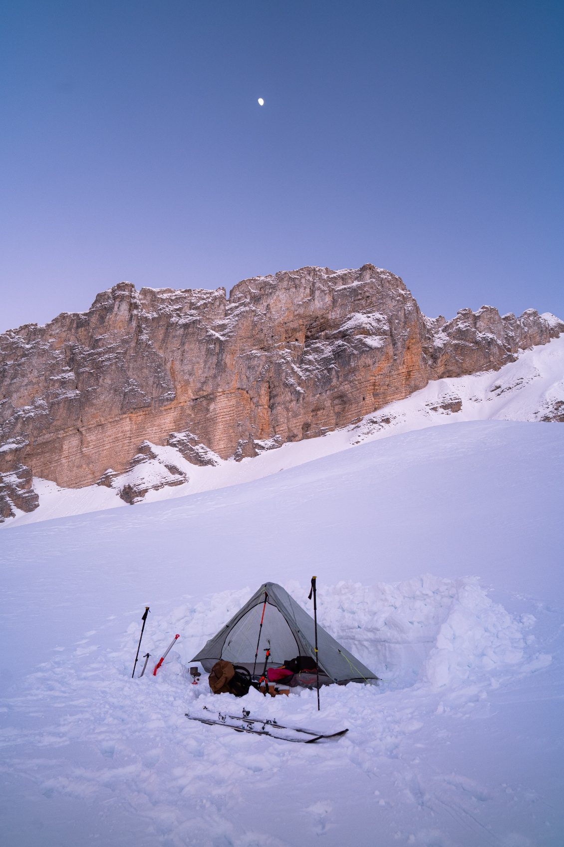 #12 Camille Niel.
camilleniel.com
Massif du Dévoluy, secteur crête d'Âne, 2019 m. Expédition photo en ski de rando au pied de la crête, hiver 2024.