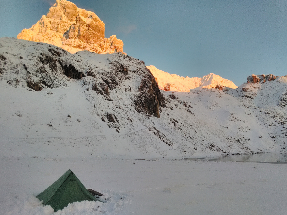 #8 Christophe Voinson.
Bivouac au pied du Brec de Chambeyron dans la vallée de l'Ubaye (Hautes-Alpes), bien éclairé par les derniers rayons du soleil. Le refuge éponyme n'est pas loin, au cas où (j'étais venu tester ma nouvelle tente au cours d'une randonnée en solitaire en octobre).