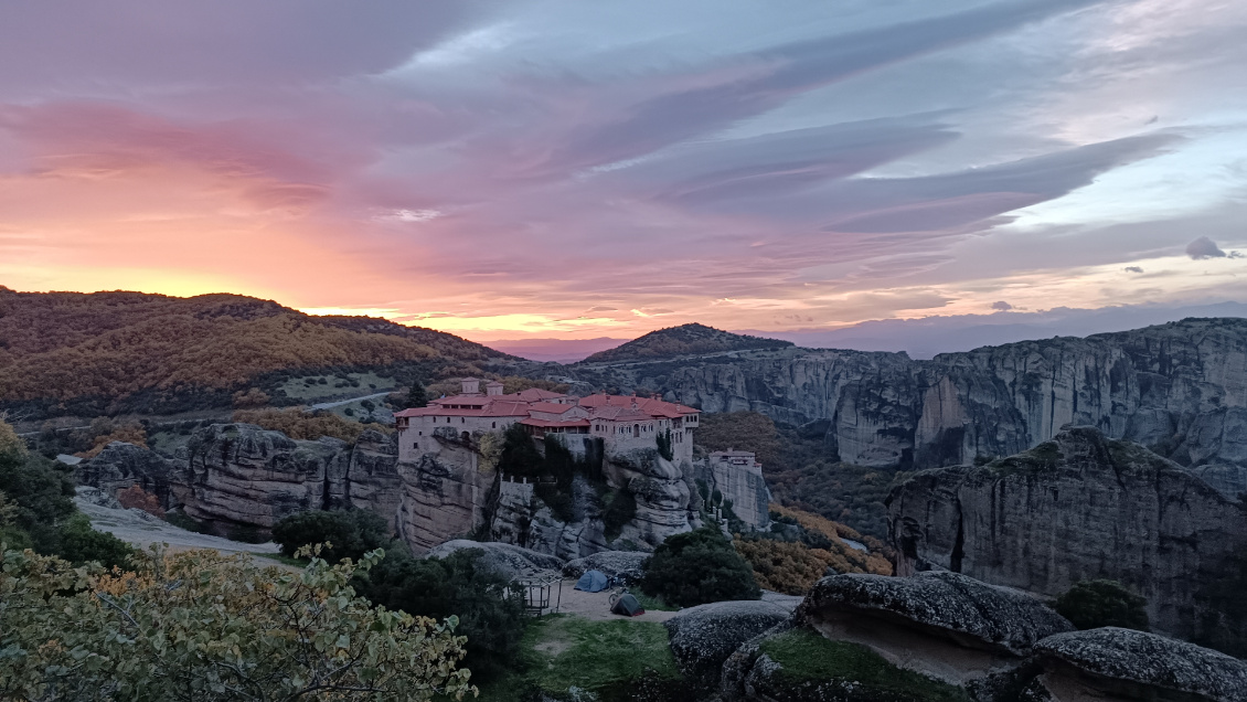 #16 Julie Millot
@julieetfloavelo.
Bivouac aux Météores en Grèce, lever de soleil de décembre, lors de notre voyage à vélo en cours sans date de retour.