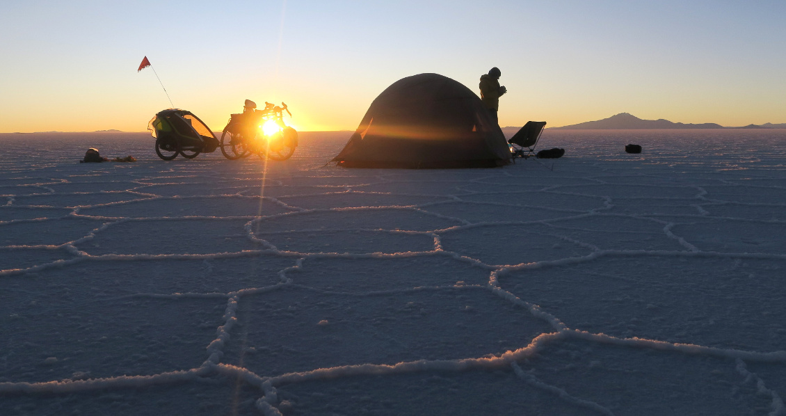 #17 Marion Barbarin et Julien Montagnier.
Il paraît que le rêve de tout vélo-voyageur, c'est de pédaler sur le salar d'Uyuni... Et bien je confirme ! 4 jours passés dans ce lieu hors du monde où le temps et l'espace semblent se distendre, c'est une expérience fabuleuse et presque mystique !