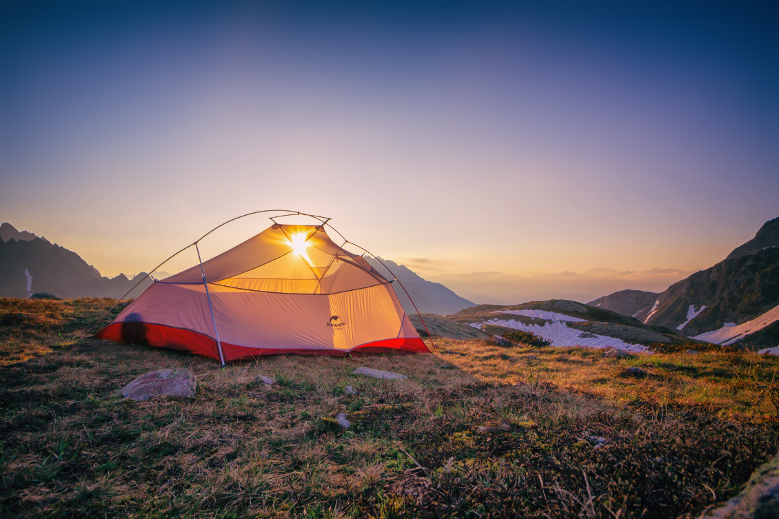 #13 Julien Sebastian.
Bivouac en Belledonne au Lac du Bacheux. Nuit fraîche mais un joli soleil au réveil.