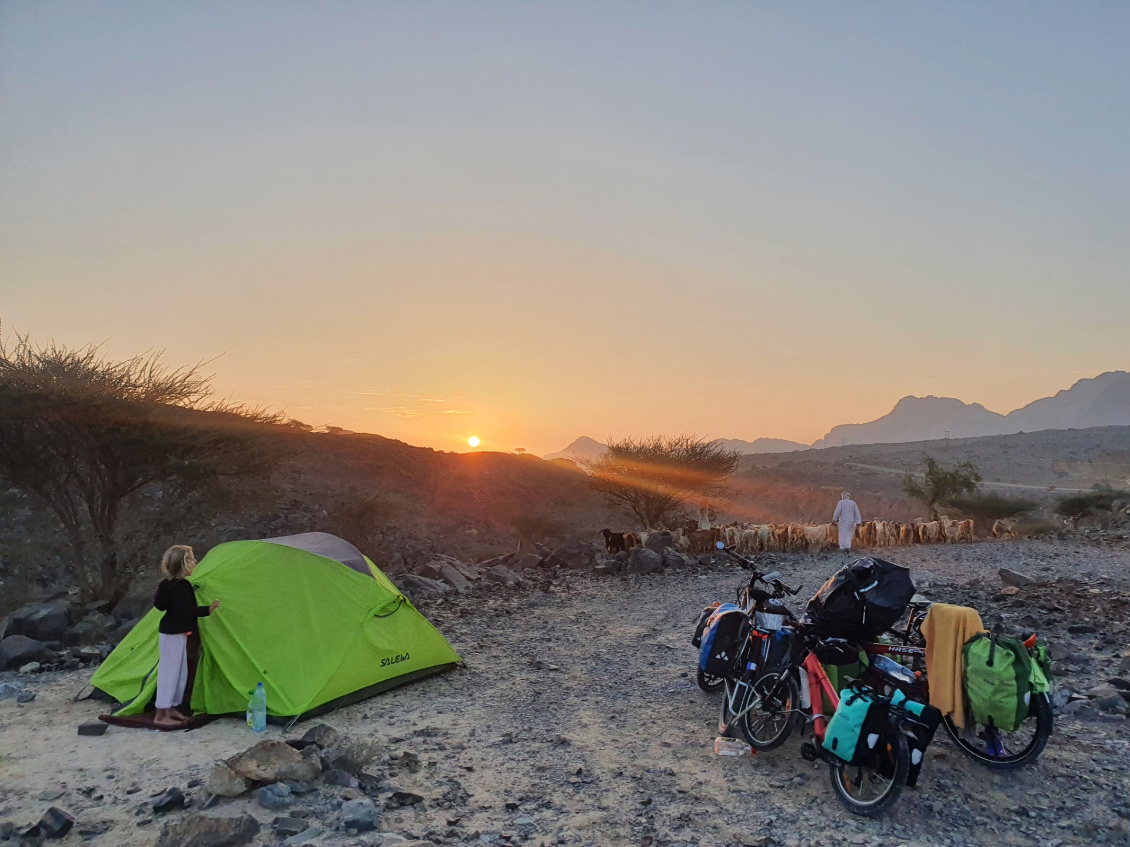 #15 Rémi Vallin.
@Cyclofamily
Oman. Réveillé par le passage d'un troupeau à l'aube. Instant magique pour la famille...