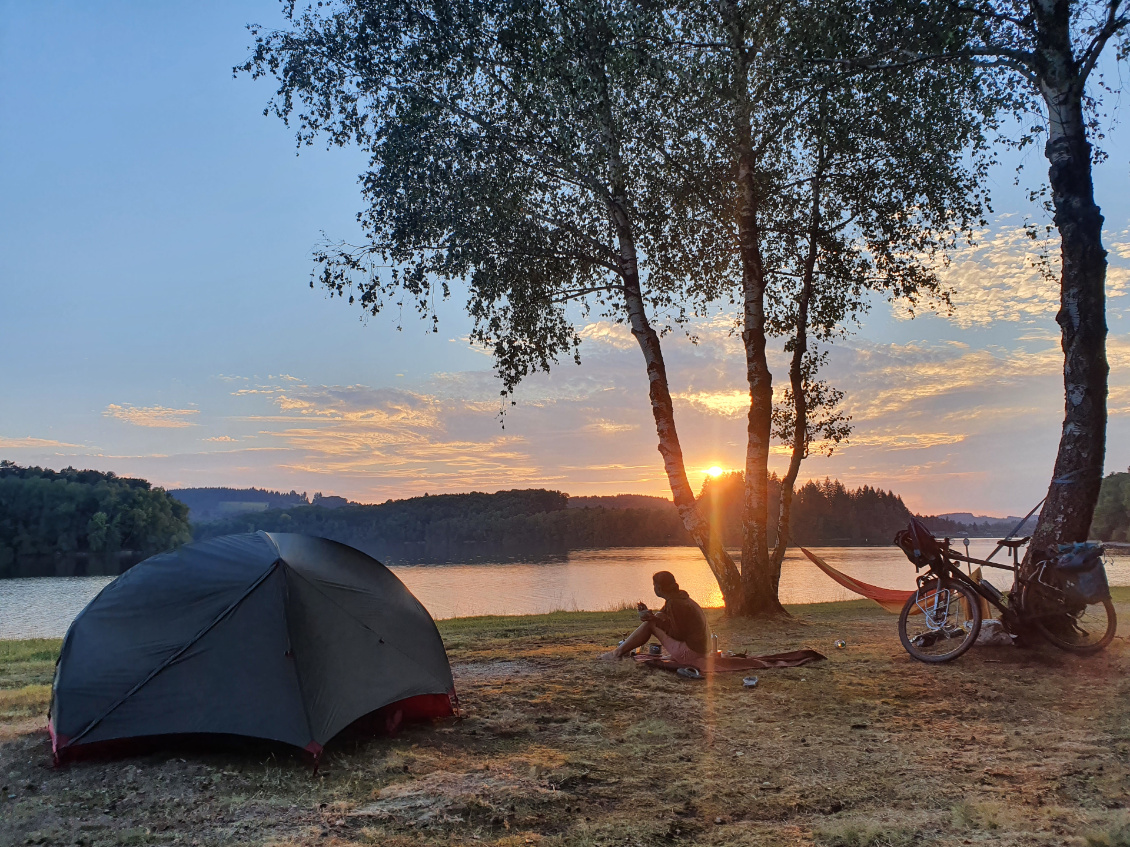 #23 Rémi Vallin.
@Cyclofamily
Bivouac en août 2022 lors d'un tour de Creuse en amoureux.