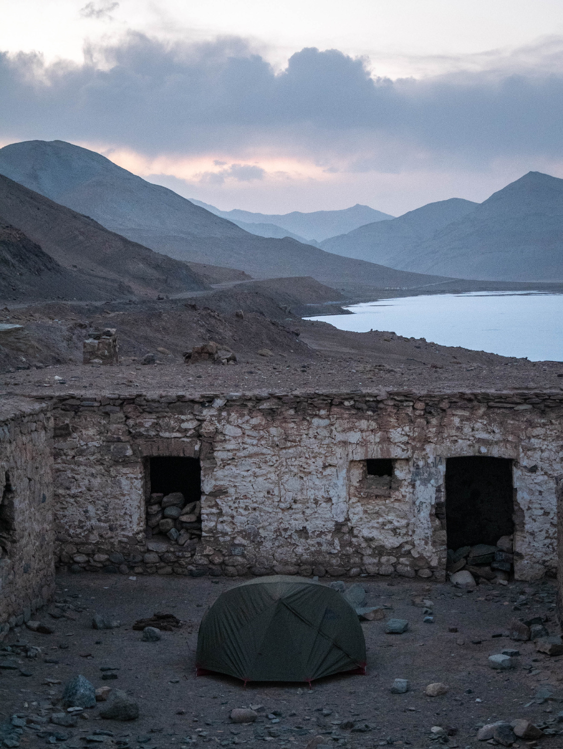 #4 Emeric Lasnier.
Un bivouac au Tadjikistan à 4200 m d'altitude dans un bunker russe abandonné de la route du Pamir.