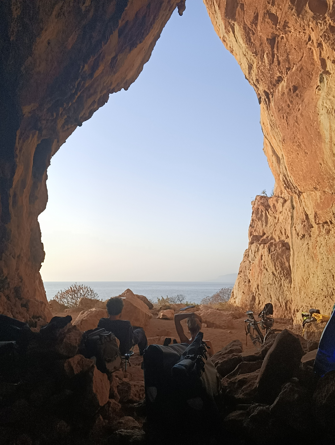 #8 Julie Millot.
Bivouac dans une grotte proche de San Vito Lo Capo en Sicile.