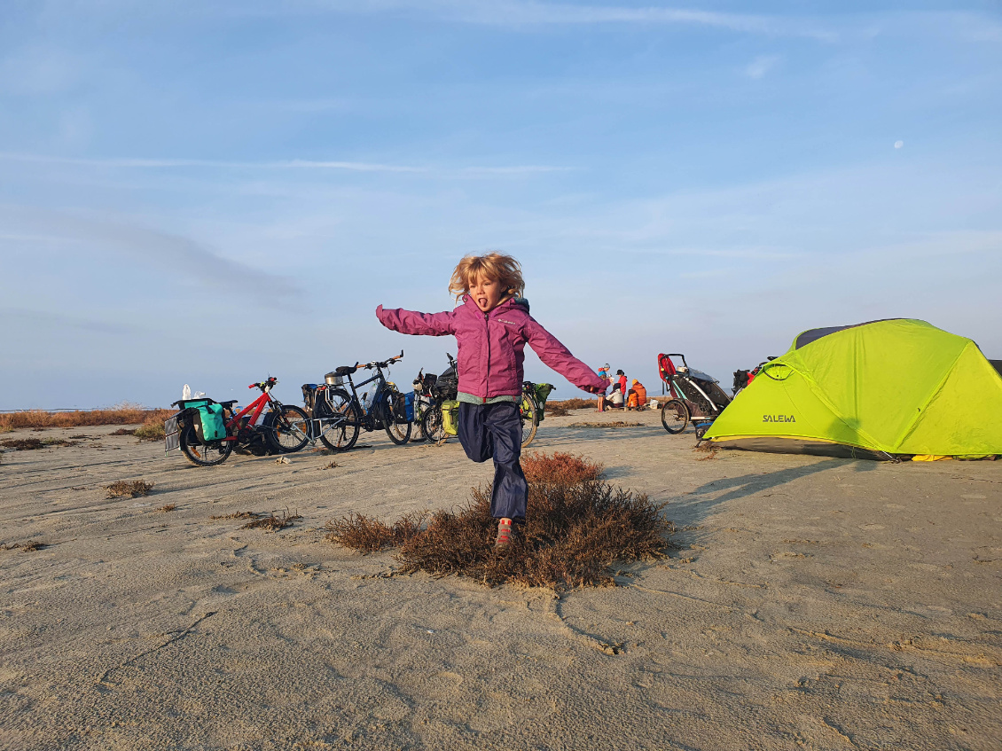 #15 Rémi Vallin.
@Cyclofamily
Soirée en bord de mer au nord de la Grèce en novembre 2021. Le réveil fut encore plus beau avec un banc de flamand rose posté devant la tente... mais aucune photo n'égalera le moment passé !