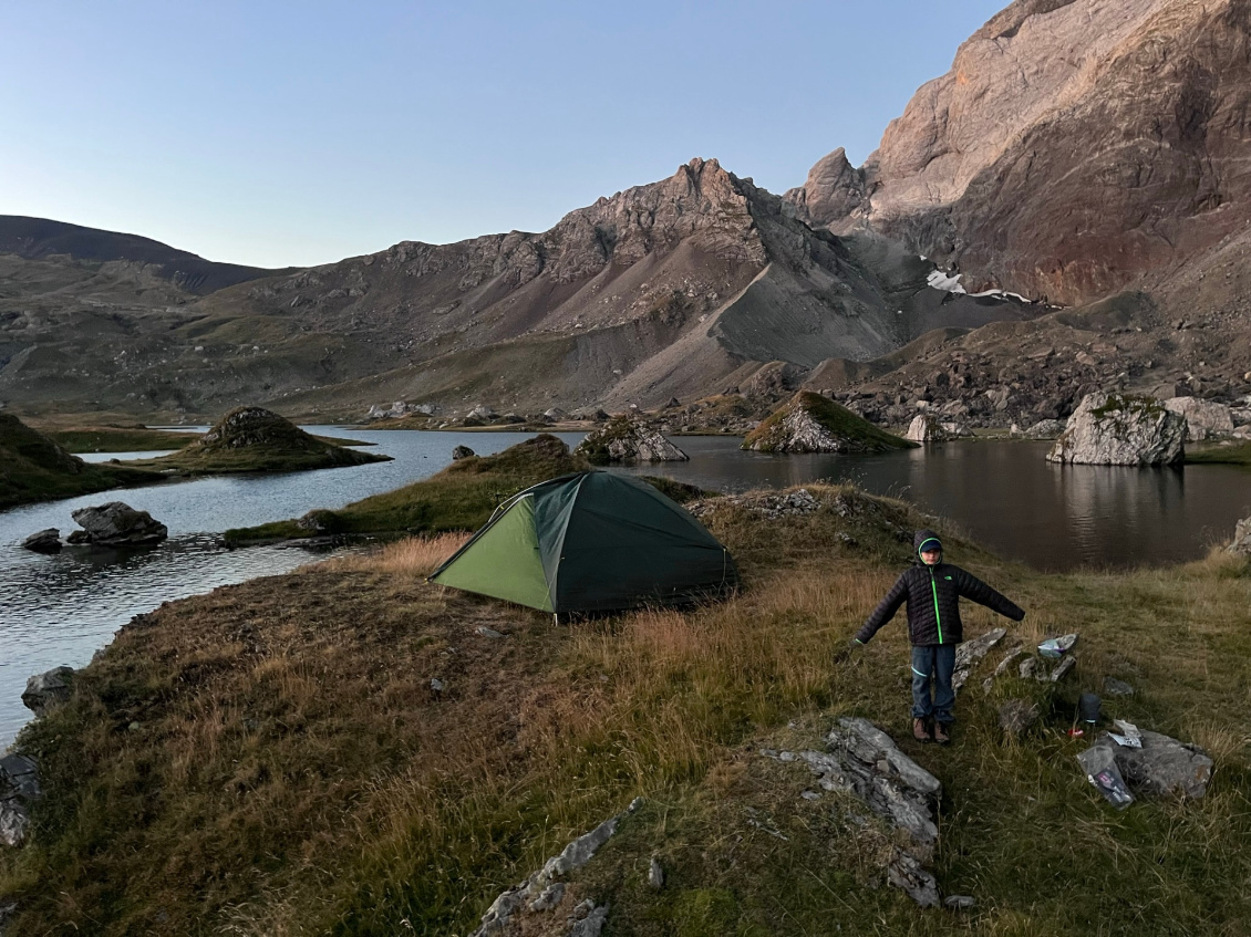 #4 Arnaud Bigex.
Léonie (8 ans) en bivouac au mois d’octobre 2023 au lac de Barroude dans les Hautes-Pyrénées (à noter que le glacier de Barroude que l’on voit derrière est de plus en plus petit chaque année…).