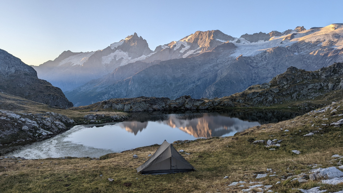 #1 Antoine Mercier.
Bivouac estival au bord du lac Noir sur le GR54, sur le plateau d'Emparis et face aux Écrins.