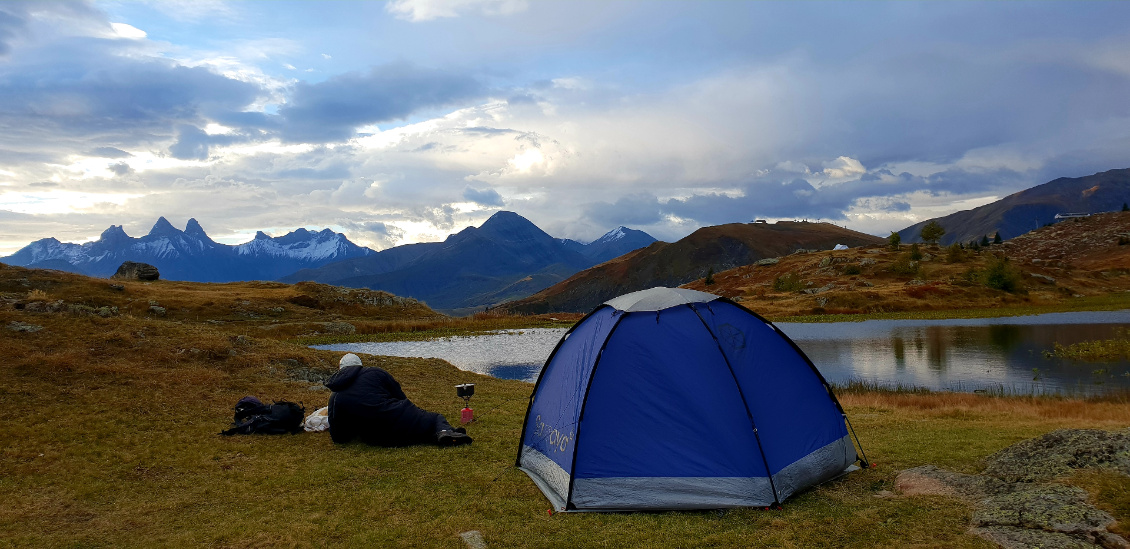 #40 Céline Petex.
Une nuit au bord du lac Guichard avec en second plan les superbes aiguilles d'Arves. En attendant le casse croûte....