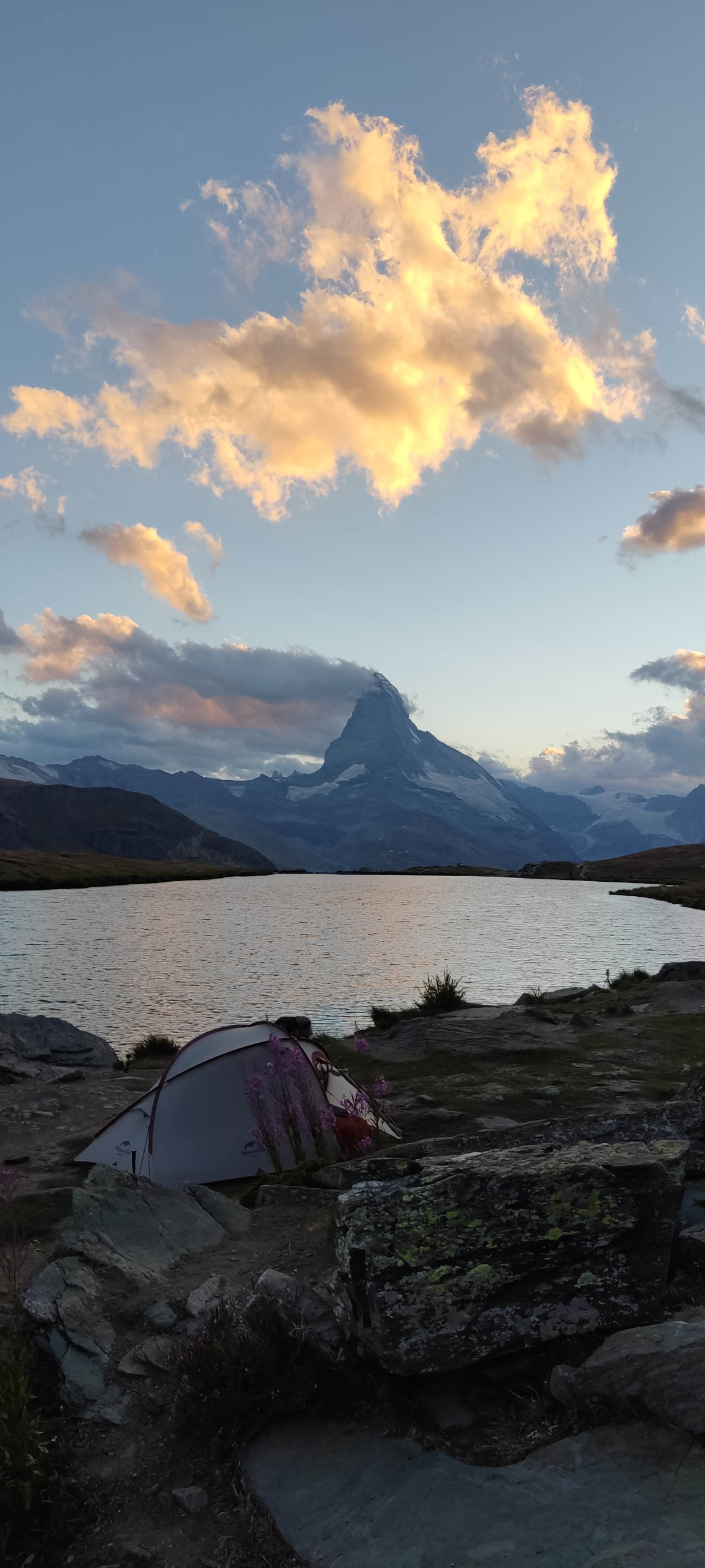 #9 Cécile Maure.
Bivouac au lac de Stellisee en Suisse lors de notre trek Chamonix-Zermatt, avec le magestueux Cervin en toile de fond.