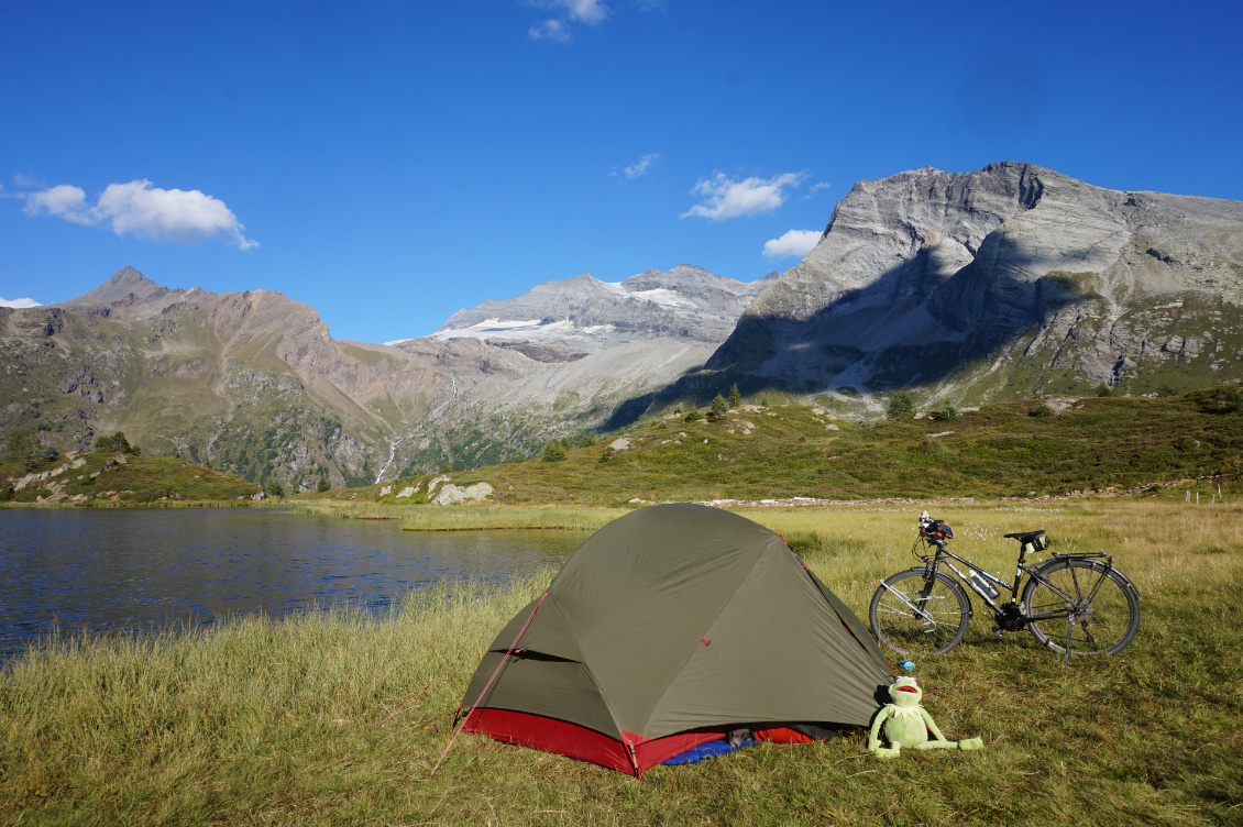 #13 Coline Berret
@ecolineroule.
Un bivouac pour célébrer un an à vélo en solo sur les routes d'Europe ! Nous sommes le 1er août 2022 en Suisse, au bord du lac Hopschusee, au col du Simplon, à 2000 m d'altitude.