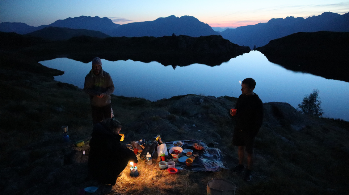 #21 Julien Meynier.
Souvenir d'un bivouac entre amis autour des lacs à l'Alpe d'Huez.