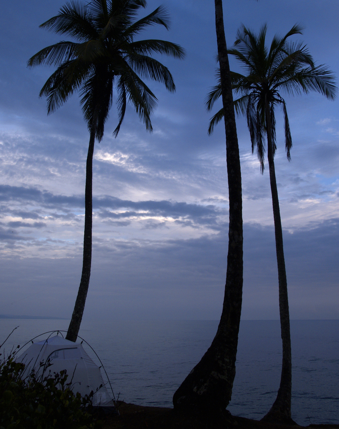 #36 Nicolas Masselot.
Bivouac coco, en mode discret, sur une toute petite place en surplomb de la mer des Caraïbes (Costa Rica).