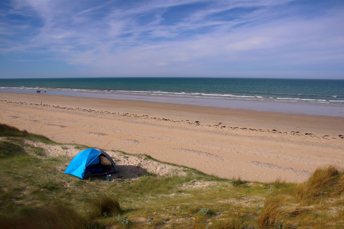 #47 Thomas Bousquet.
Joli p’tit bivouac en bord de mer à Baubigny dans la Manche lors d’un week-end de randonnée sur le sentier des Douaniers (GR 223). La nuit, avec le bruit des vagues, est souvent très bonne ! Et bonus : la baignade matinale pour bien se réveiller !