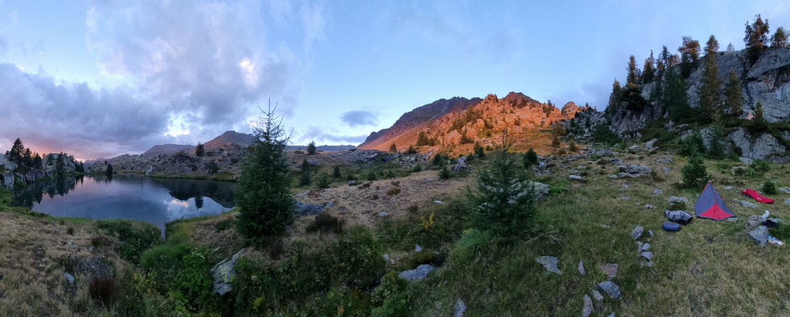 #53 Rafika.
Lac de Vens, lors d'un trekking d'une semaine en autonomie dans le parc du Mercantour.