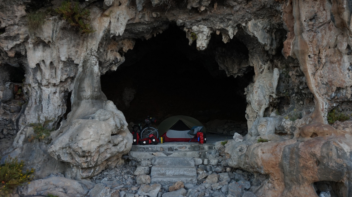 #14 Coline Berret
@ecolineroule.
Un bivouac pas comme les autres dans cette grotte donnant sur la mer. Octobre 2022 en Italie, sur la côte sud-ouest, à Maratea sur la plage de Fiumicello.