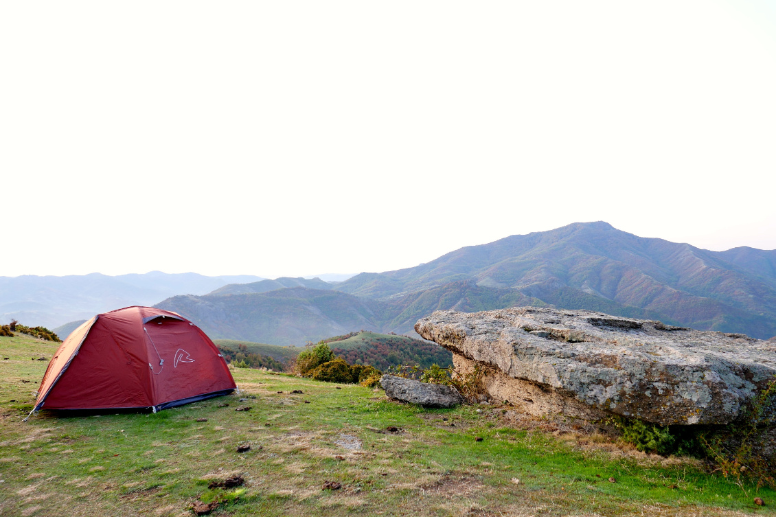#26 Lucile Chatelon.
Buyuk Tepe, Rhodopes, Bulgarie, première utilisation de la tente sur un éperon isolé où seuls les Thraces ont laissé leurs empreintes.