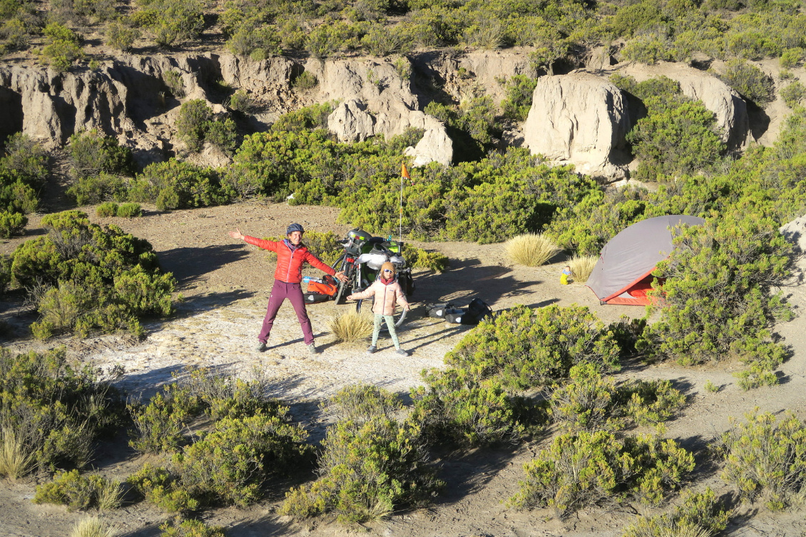 #35 Marion Barbarin et Julien Montagnier.
5 jours sur les hauts plateaux boliviens, bousculés par un vent terrible, l'altitude, le froid et une grande solitude qui nous a exalté !