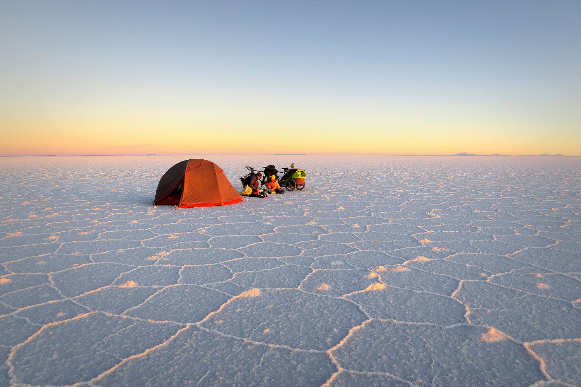 #46 Marion Barbarin et Julien Montagnier.
Il paraît que le rêve de tout vélo-voyageur, c'est de pédaler sur le salar d'Uyuni... Et bien je confirme ! 4 jours passés dans ce lieu hors du monde où le temps et l'espace semblent se distendre, c'est une expérience fabuleuse et presque mystique !