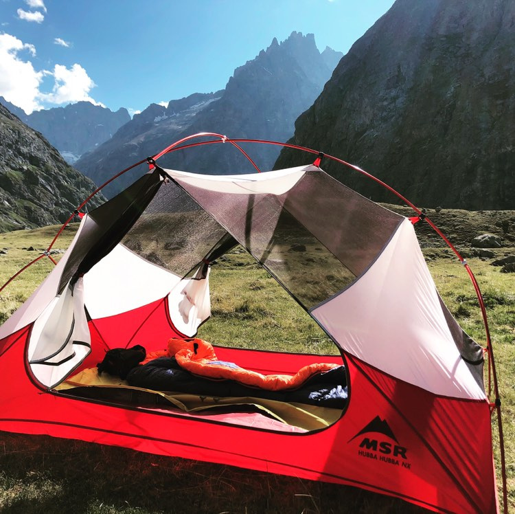 #37 Nath Bee.
Entre deux covid (août 2020), sur le tour des Écrins. Dernier bivouac au-dessus de la Grave en direction du col d’Arsine.
Une bonne nuit avant une marche de plus de 35 km, je profite d'une vue à 360°.