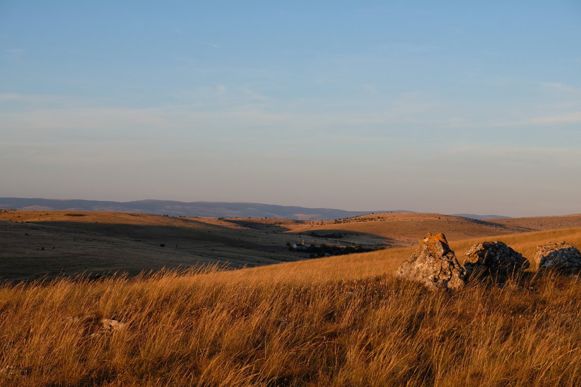 L'église Saint-Privat nous rappelle que nous ne sommes pas dans les steppes de Mongolie